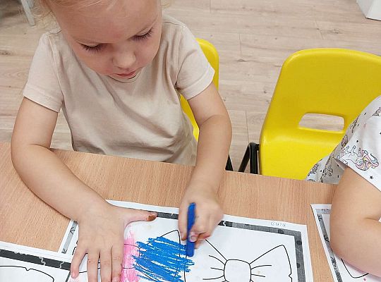 Dzieci kolorują kokardki