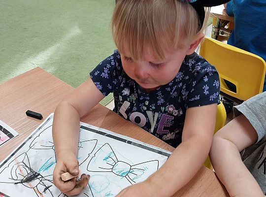 Dzieci kolorują kokardki