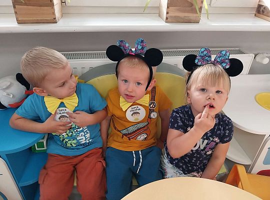 Dzieci siedzą na kanapie