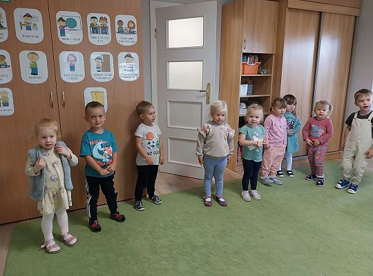 Dzieci śpiewają" sto lat"