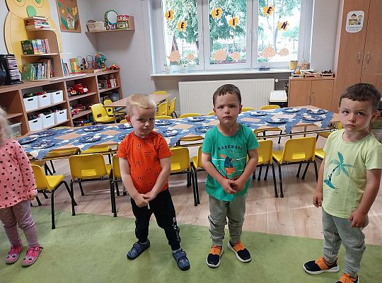 Dzieci śpiewają" sto lat"