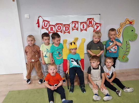 Grupa chłopców z solenizantem