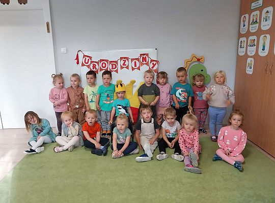 Grupa dzieci z solenizantem