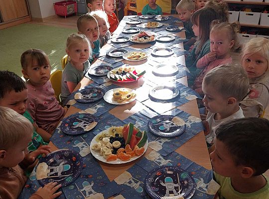Dzieci przy urodzinowym stole