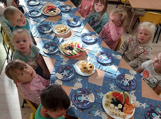 Dzieci przy urodzinowym stole