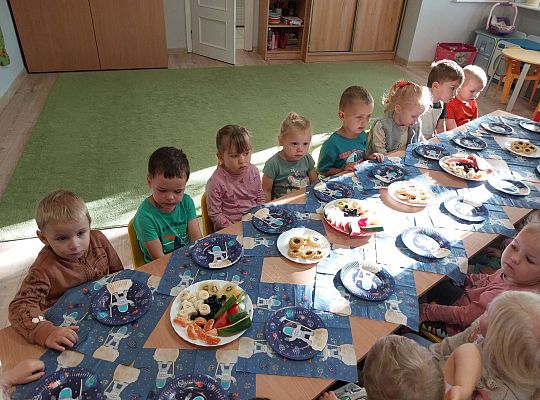 Dzieci przy urodzinowym stole