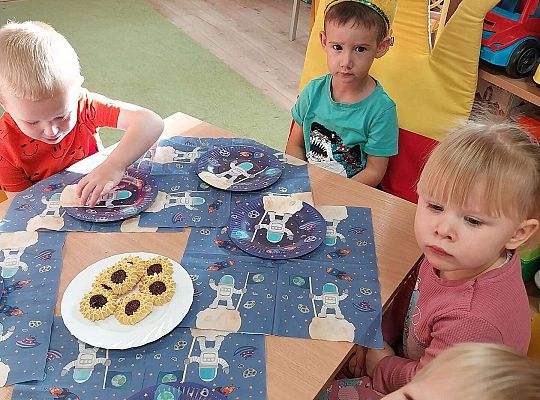 Dzieci przy urodzinowym stole