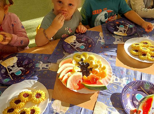 Dzieci przy urodzinowym stole