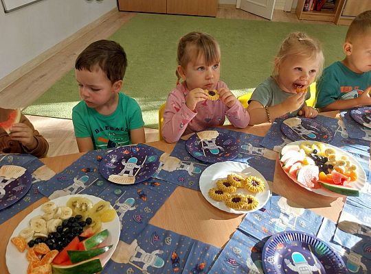 Dzieci przy urodzinowym stole