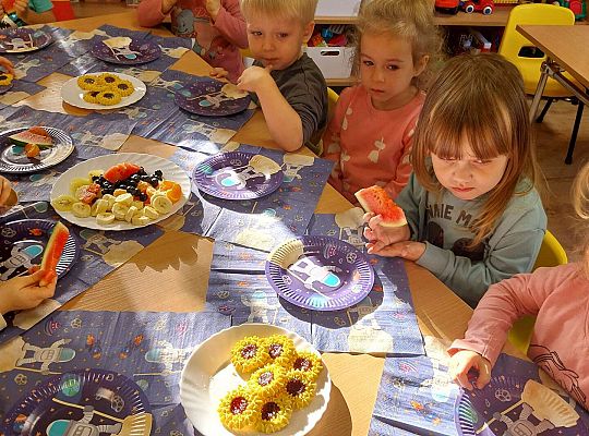 Dzieci przy urodzinowym stole
