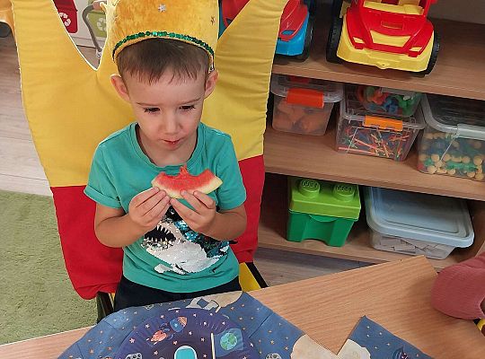 Solenizant przy urodzinowym stole