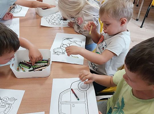 Dzieci kolorują kolorowanki