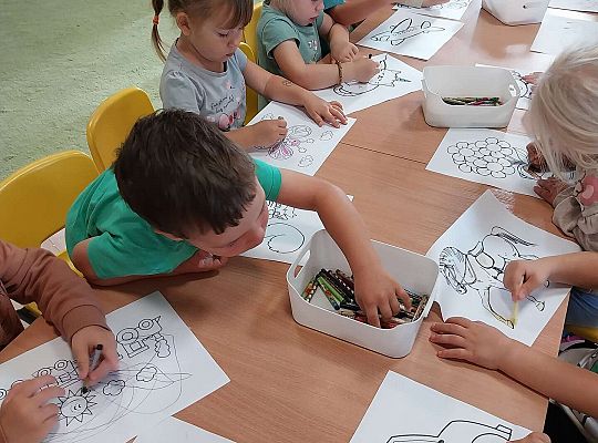 Dzieci kolorują kolorowanki