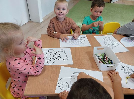 Dzieci kolorują kolorowanki