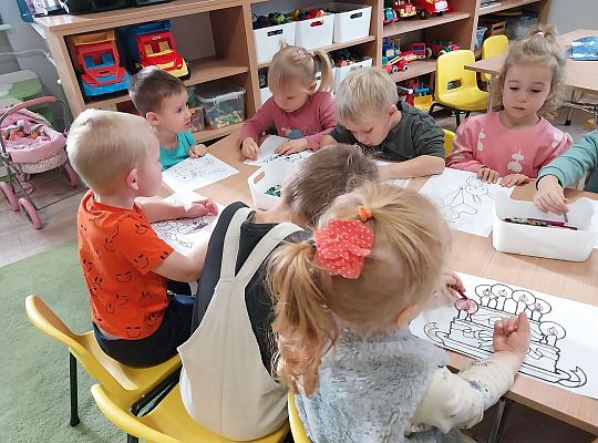 Dzieci kolorują kolorowanki