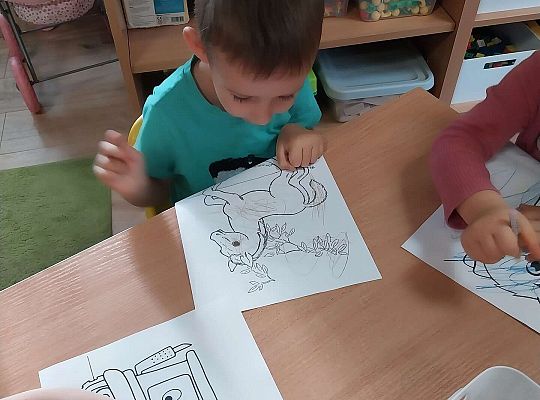 Dzieci kolorują kolorowanki