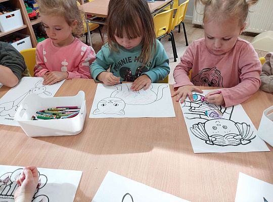 Dzieci kolorują kolorowanki