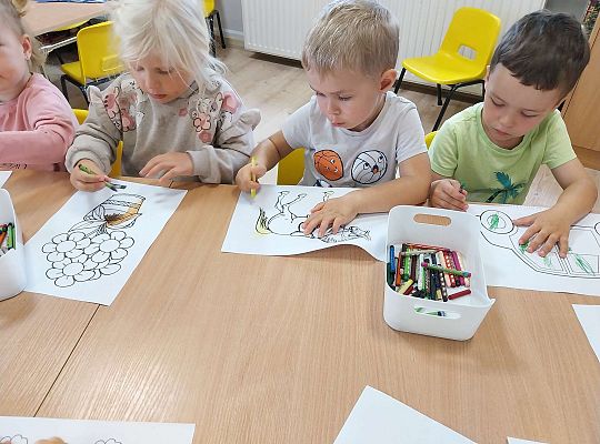 Dzieci kolorują kolorowanki