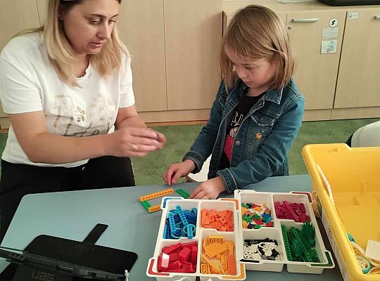 Gr. III  Wyjście do Szkoły Podstawowej nr 1. Programowanie i kodowanie w ramach projektu "Laboratoria przyszłości".