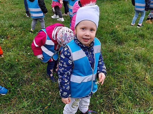 Dzieci pokazują znaleziska