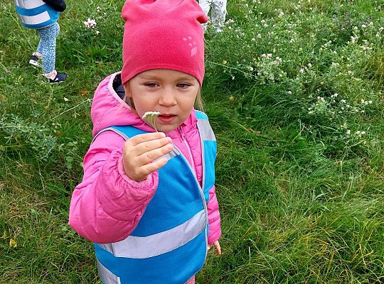 Dzieci pokazują znaleziska