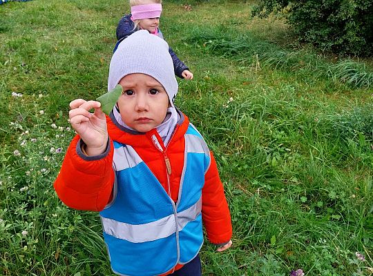 Dzieci pokazują znaleziska