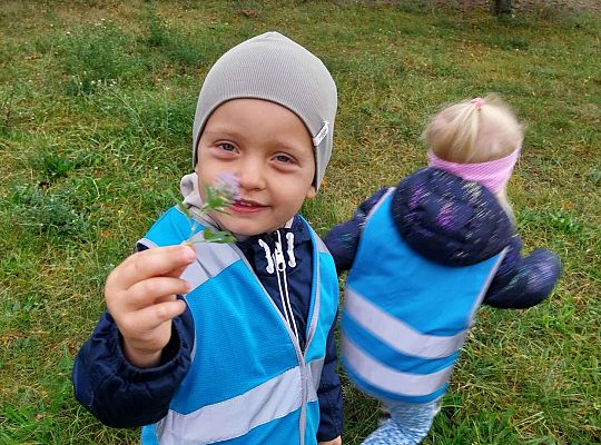 Dzieci pokazują znaleziska