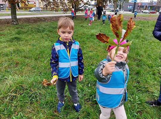 Dzieci pokazują znaleziska