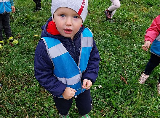 Dzieci pokazują znaleziska