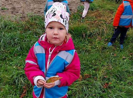 Dzieci pokazują znaleziska