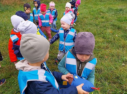 Dzieci na spacerze z "wężem"