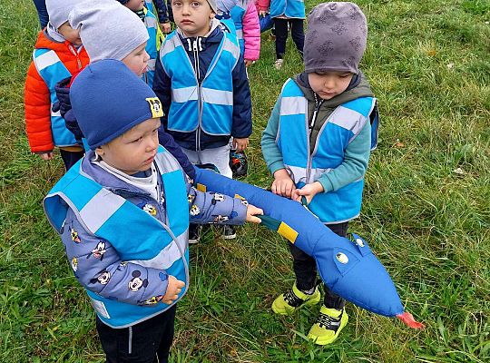 Dzieci na spacerze z "wężem"