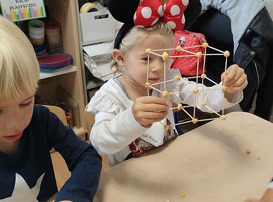 Gr. III Freblowskie konstrukcje - Zajęcia z projektu "Zabawa Sztuką"