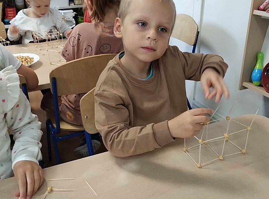 Gr. III Freblowskie konstrukcje - Zajęcia z projektu "Zabawa Sztuką"