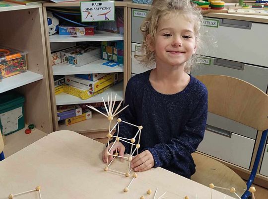 Gr. III Freblowskie konstrukcje - Zajęcia z projektu "Zabawa Sztuką"