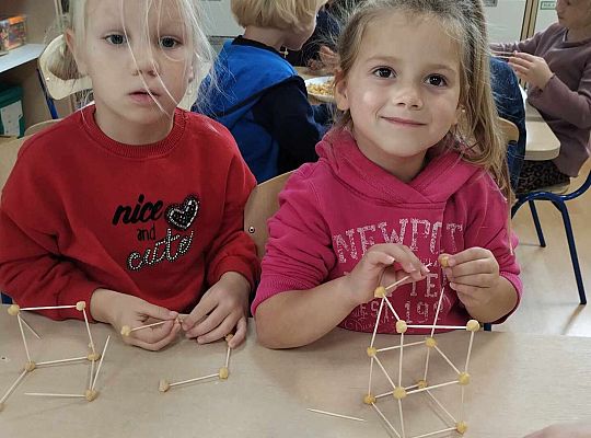 Gr. III Freblowskie konstrukcje - Zajęcia z projektu "Zabawa Sztuką"