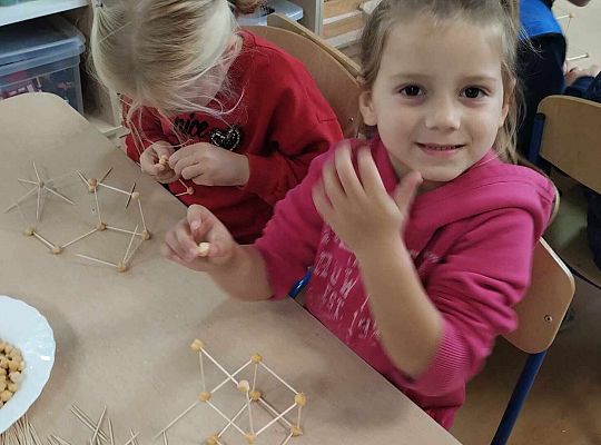 Gr. III Freblowskie konstrukcje - Zajęcia z projektu "Zabawa Sztuką"
