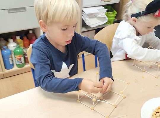 Gr. III Freblowskie konstrukcje - Zajęcia z projektu "Zabawa Sztuką"