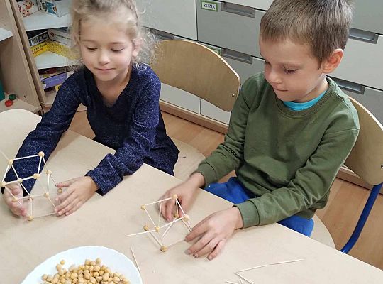 Gr. III Freblowskie konstrukcje - Zajęcia z projektu "Zabawa Sztuką"