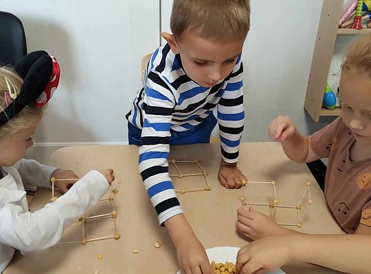 Gr. III Freblowskie konstrukcje - Zajęcia z projektu "Zabawa Sztuką"