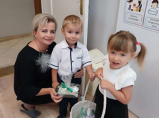 Dzieci rozdają prezenty