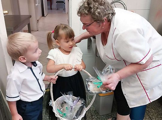 Dzieci rozdają prezenty