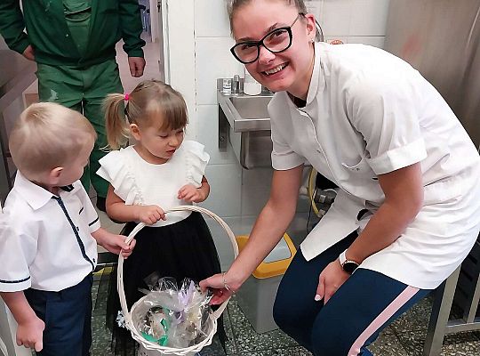 Dzieci rozdają prezenty