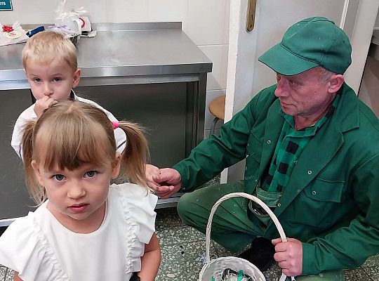 Dzieci rozdają prezenty