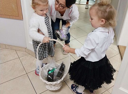 Dzieci rozdają prezenty