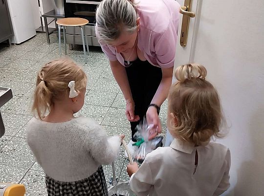 Dzieci rozdają prezenty