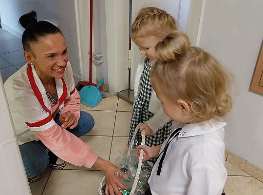 Dzieci rozdają prezenty