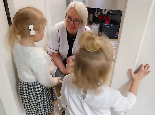 Dzieci rozdają prezenty