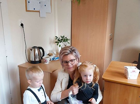 Dzieci rozdają prezenty