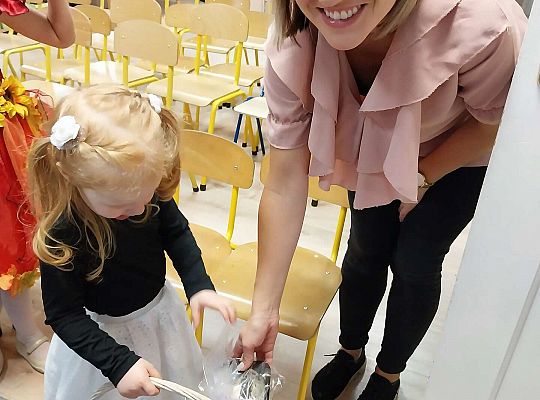 Dzieci rozdają prezenty